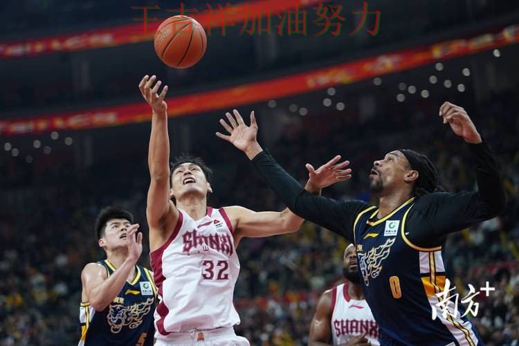 中国男篮绝杀取胜点燃全场气氛 进攻效率提升成为亮点 中国男篮绝杀取胜点燃全场气氛 进攻效率提升成为亮点