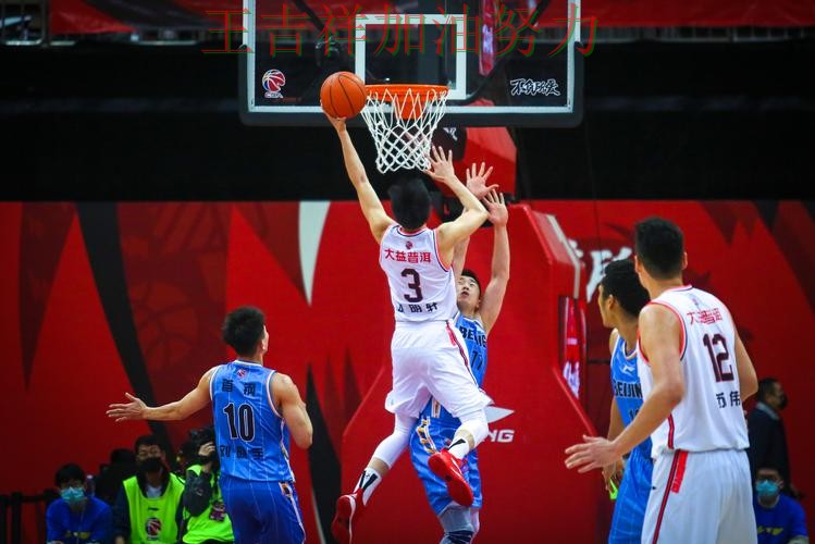 中国男篮绝杀取胜点燃全场气氛 进攻效率提升成为亮点 中国男篮绝杀取胜点燃全场气氛 进攻效率提升成为亮点